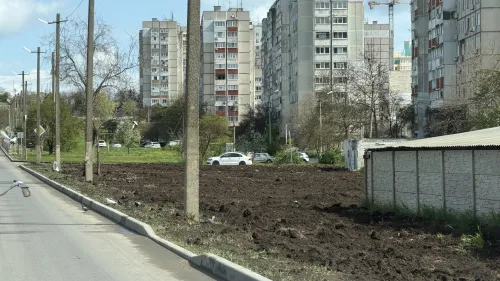 Новости » Общество: На Индустриальном шоссе восстановили газоны