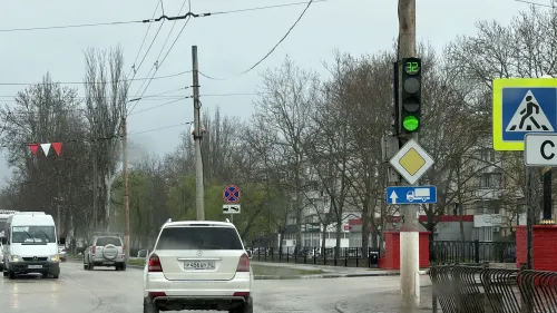 Новости » Общество: На перекрестке Вокзального шоссе и Шлагбаумской неисправно работают светофоры