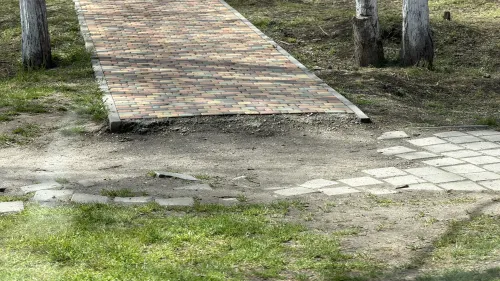 Тротуар вдоль Казенного сада требует ремонта