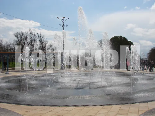 Сегодня в Приморском парке Керчи состоялась ярмарка народных умельцев и заработал фонтан