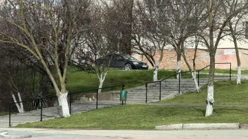 Лестницу на улице Блюхера обезопасили