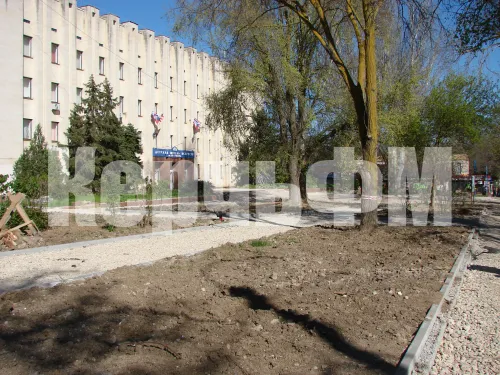 У Школы искусств Р.Сердюка в Керчи приводят в порядок газоны