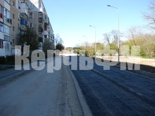 Во дворе по Суворова, 24 в Керчи создали обширную парковку