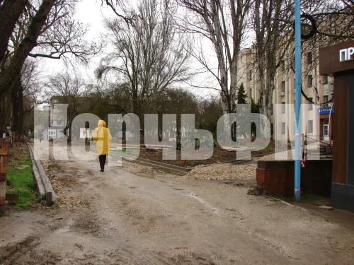 Благоустройство территории у Школы искусств им. Р. Сердюка в Керчи продвигается очень медленно