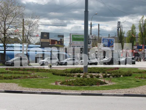 Клумба на транспортном кольце в Керчи у автовокзала в этом году выглядит очень привлекательно