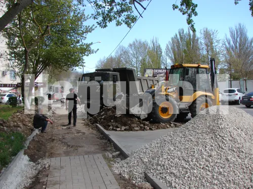 Вдоль Кирова в Керчи готовят к асфальтировке тротуар, ведущий к школе №25