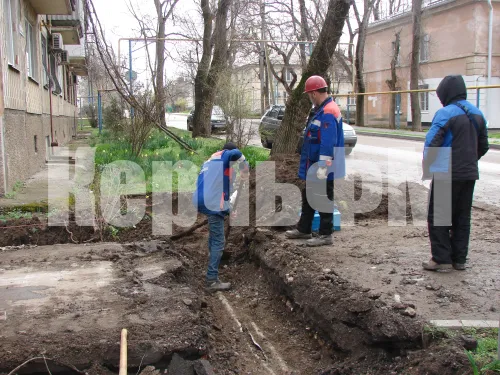 Керченские энергетики устраняют порыв кабеля на улице 1-ой Пятилетки