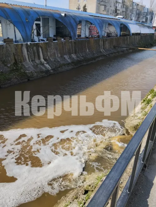 В керченской городской речке Мелек-Чесме замечен мощный поток с пеной