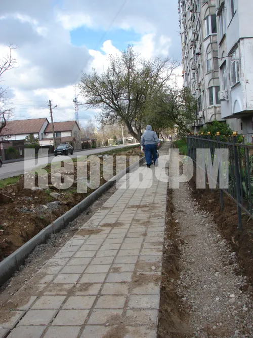 По Кирова в Керчи продолжается обустройство новых тротуаров