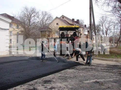 В районе МКД по Казакова, 48 в Керчи укладывают второй слой асфальта