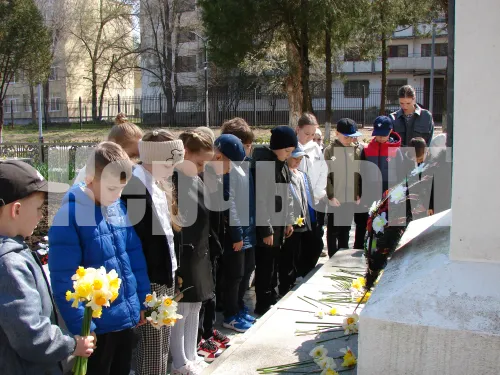 Сегодня юные воспитанники спортивной школы-интерната Керчи возложили цветы к братской могиле погибших воинов