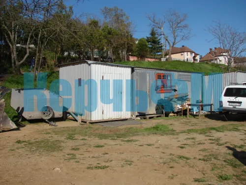 На зоне отдыха Сморжевского в Керчи появились вагончики строителей