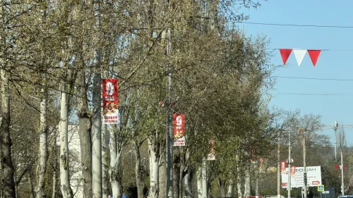 Центр Керчи начали украшать растяжками ко Дню Победы