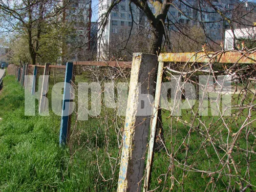 Забор у детского сада №6 в Керчи нуждается в капитальном ремонте