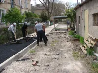 В квартале благоустройства по Спартака, 4,6,8,10 в Керчи пилят деревья и укладывают асфальт