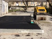 Во дворах МКД района Энгельса, 26 в Керчи асфальтируют пешеходные дорожки