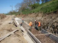 Строители в Керчи готовят каркас для подпорной стены на зоне отдыха Сморжевского