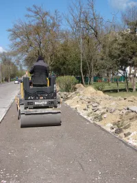 Новости » Общество: "СТГ-Юг" продолжает асфальтировку тротуара вдоль Кирова в Керчи