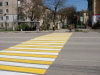 В Керчи обновили дорожную разметку на пешеходных переходах у остановок "Дворец пионеров"-"Луч"