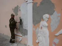 Новости » Общество: В сквере у горы Митридат в Керчи обновляют монументальную стену