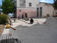 У здания Ленинской центральной районной больницы в Керчи делают новую площадку