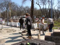 Новости » Общество: За остановкой "Фабрика-Кухня" в Керчи начали укладывать тротуарную плитку