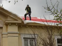 На домах старого фонда в Керчи продолжается капитальный ремонт кровель