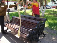 В сквере Дубинина Керчи устанавливают новые лавочки