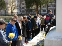 Сегодня юные воспитанники спортивной школы-интерната Керчи возложили цветы к братской могиле погибших воинов