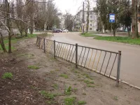 В Керчи установили несколько метров дорожного ограждения вдоль улицы Пошивальникова