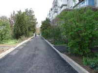 На придомовой территории по Голощапова, 14 в Керчи уложили асфальт