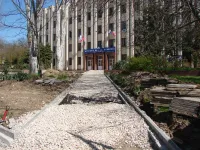 Территория у Школы искусств им. Р. Сердюка ждет тротуарную плитку