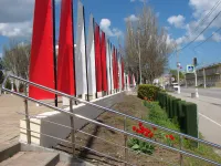 Новости » Общество: Газон за инсталляцией "Город-герой Керчь " остается практически пустым