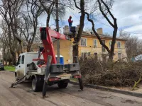 Керченские энергетики сегодня восстанавливали провода у домов по Сакко, 5 и 7