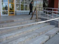 У центрального входа керченской горбольницы №1 ремонтируют ступени