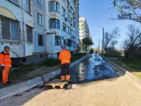 Новости » Общество: От дома по ШГС, 52 в Керчи сегодня опять потоком бежала канализация