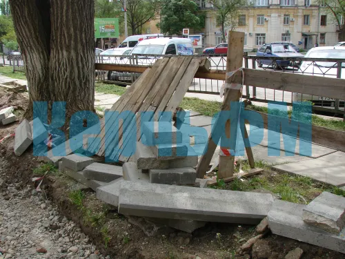 У Школы искусств имени Р.Сердюка вдоль главной аллеи демонтировали часть новых  бордюров