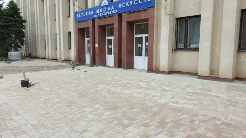 В Керчи у Школы искусств начали укладывать новую плитку