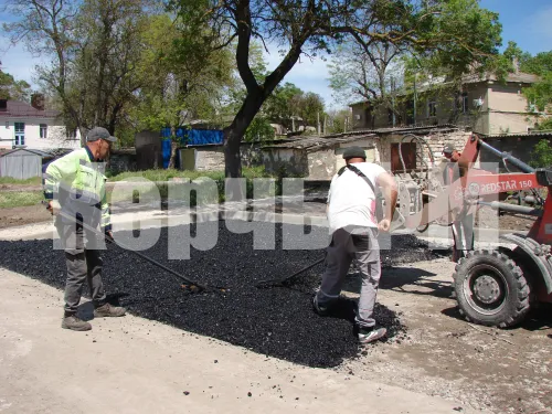 В квартале района дома по Спартака, 6 в Керчи асфальтируют новые парковки