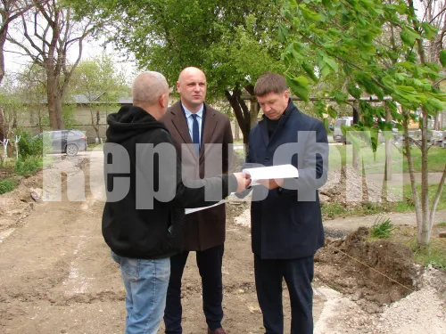 Во дворе дома по Энгельса, 11 в Керчи благоустройство набирает темп