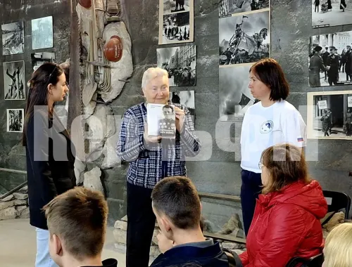 Сотрудники ВКИКМЗ провели для учеников школ Керчи встречу "Победа! Выше счастья нет!"