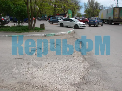 Выезды из дворов МКД на автомагистраль Кирова в Керчи ждут асфальтирования