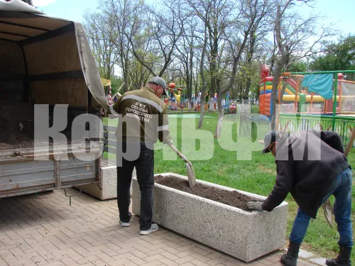 Клумбы в Комсомольском парке Керчи готовят к высадке цветов