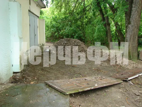 Въезд в гараж жительнице дома по Суворова, 10 в Керчи перекрыли кучей земли