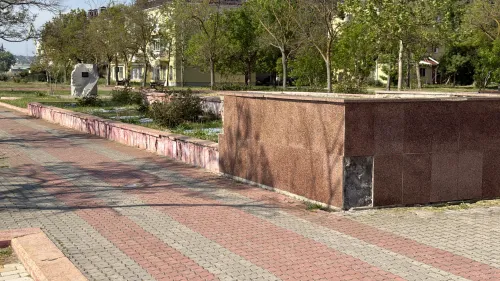 «Пока без ремонта»: керчане просят привести набережную в порядок