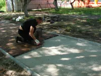 Новости » Общество: У Комсомольского парка в Керчи на тротуаре началась укладка плитки