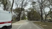 В Керчи на проезжую часть высыпали гору щебня