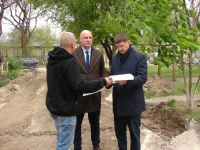 Во дворе дома по Энгельса, 11 в Керчи благоустройство набирает темп