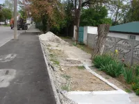 Новости » Общество: Съезд и сход с нового тротуара к дому по Кирова, 102 в Керчи так и не сделали