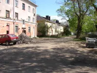 Новости » Общество: Жители дома по Розы Люксембург, 7 в Керчи просят ограничить проезд по двору для чужого транспорта